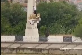 Парень пытался сломать стелу при въезде в Адыгею со стороны Краснодара