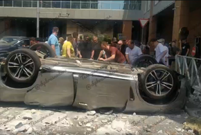 С многоярусной парковки «Галереи» в Краснодаре вниз упала машина