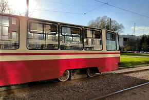 В Краснодаре внезапно заглох и задымился трамвай на улице Зиповской