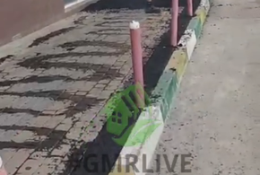 В Краснодаре закатали в асфальт тротуарную плитку, жильцы не понимают – зачем