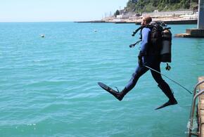 В Сочи дно Черного моря обследовали водолазы МЧС