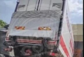 В Сочи огромный автофургон протаранил забор и врезался в здание