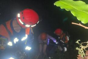 В Сочи спасатели  в течение 10 часов снимали со скалы заблудившихся отца и дочь