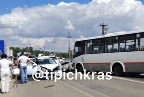 Возле Немецкой деревни в Краснодаре столкнулись маршрутка и две легковушки