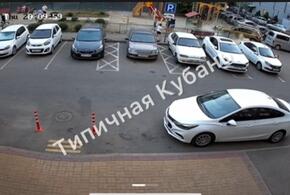 Бросились врассыпную: в Краснодаре автомобиль на скорости въехал на детскую площадку