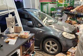 Газ вместо тормоза: женщина за рулем иномарки въехала в торговый зал супермаркета в Анапе