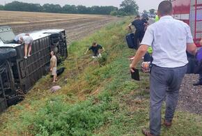 Лучше в кювет: на видео попал момент аварии с перевернувшимся автобусом в Северском районе Кубани
