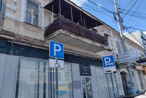 Обломки, падающие с балкона старого дома в центре Краснодара, угрожают прохожим