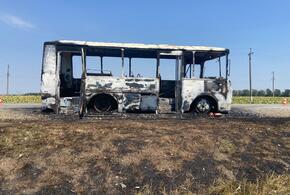 От сгоревшего рейсового автобуса на Кубани остался один остов