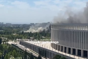 Огромный столб дым исходил от 30 квадратных метров горевшей площади