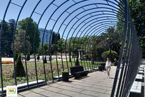  Прощайте, решетки: главную улицу Сочи решили освободить от странных световых тоннелей