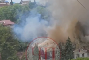 Прямо сейчас столб дыма охватил здание суда в райцентре Лазаревском в Сочи