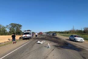  Страшный удар: три человека погибли при столкновении иномарки с КамАЗом на Кубани