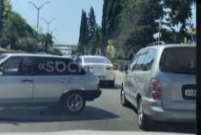 В Адлере люди идут в аэропорт пешком