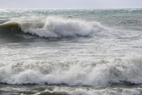 В Анапе спасатели не пускают людей в море уже второй день