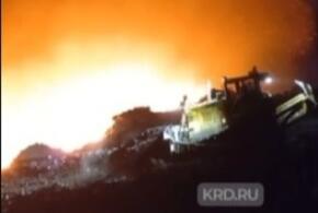  В Краснодаре сотрудники МЧС продолжают бороться с огнем на мусорном полигоне