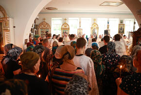 В Новороссийске люди стоят в длинной очереди на жаре, чтобы прикоснуться к святыне