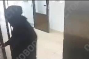 Весь в черном: жителей дома в Сочи пугает сосед в странном одеянии