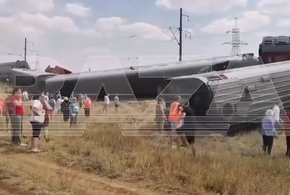 Состав упал на бок