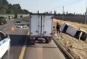 Два перевёрнутых автомобиля и погибший мотоциклист: страшное ДТП случилось под Краснодаром