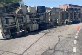 Грузовик, перевозивший скот, опрокинулся на ходу в Гулькевичском районе Кубани