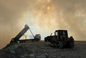 МЧС наращивает силы для тушения огромного пожара на свалке под Новороссийском