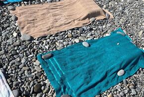 Место «забито»: в Сочи туристы на пляжах вернулись к хитростям еще советских времен