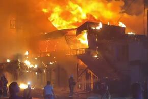 Мощный пожар случился в Новороссийске и продолжает разгораться сильнее