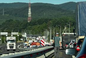 Не пытайся покинуть Краснодар: на трассе М-4 в направлении моря выстроились пробки до 10 км длиной