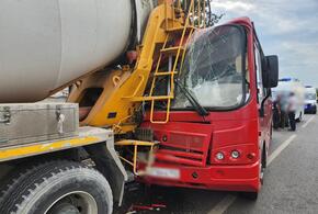 Отвлекся на телефон: 7 человек пострадали при столкновении рейсового автобуса и бетономешалки в Краснодаре