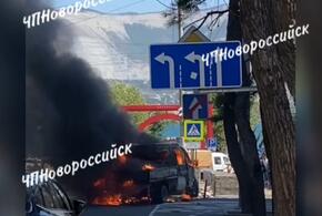 Пламя охватило грузовик на ходу в центре Новороссийска