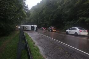 Скорая, пострадавшие, перевернувшийся на бок автобус: на Кубани случилось жёсткое ДТП