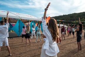 Сотни любителей йоги и здорового образа жизни собрались в Абрау-Дюрсо на фестивале 