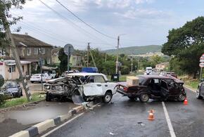 В жёстком ДТП перед Анапой погиб водитель отечественной легковушки и пострадал ребёнок