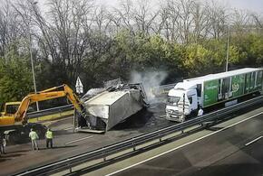 Горящий грузовик стал причиной пробки на трассе М4 ДОН в Павловском районе Кубани