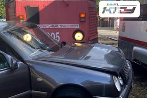 Автомобиль заехал прямо на пути и блокировал движение