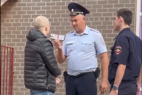 Кидался пельменями, посудой и ножами из окна: в Краснодаре полицейские задержали неадекватного мужчину