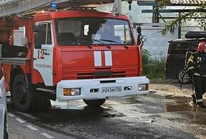 Пожарные с ночи борются с огнем на фабрике в Северском районе Кубани