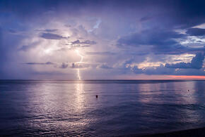 Три дня ненастья: в Сочи синоптики обещают ливни с грозами и градом вместе с ураганным ветром