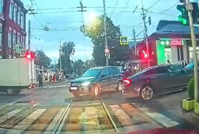 В Краснодаре иномарка сбила трех пешеходов прямо на тротуаре