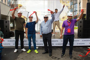 Торжественная церемония выдачи ключей от квартир, расположенных в новом жилом квартале по традиции была яркой, танцевальной, вкусной и полной сюрпризов