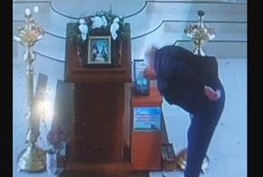 В Новороссийске солидный мужчина обокрал храм Александра Невского