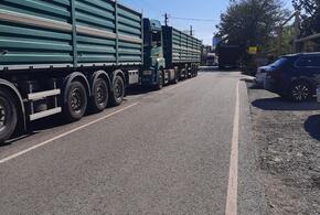 В Новороссийске зерновозы устроили дорожный коллапс, жители жалуются