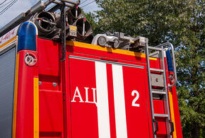 В районе посёлка Молькино на Кубани пожарные тушат двухэтажный дом