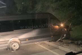 В Сочи в ДТП микроавтобус снёс 10 метров дорожного ограждения