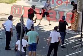 Бросил оружие, лишь когда полицейские выстрелили в ногу: в Анапе задержали неадеквата с тесаком и ножом