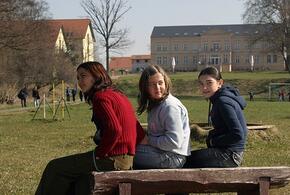 Девочки подрались возле школы в Краснодаре, конфликт попал на видео