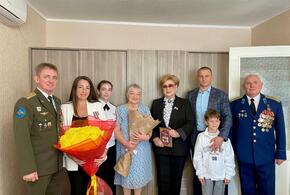 Глава парламента Краснодара Вера Галушко и депутат Гордумы Андрей Анашкин продолжают поздравлять известных земляков с Днем города