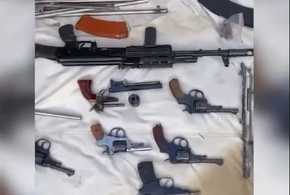 Хватило бы, чтобы вооружить небольшой отряд: целый склад оружия и боеприпасов изъяли полицейские у двух мужчин на Кубани