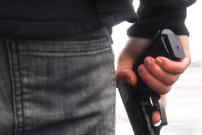 В Краснодаре курьер пытался застрелить собаку во дворе жилого дома